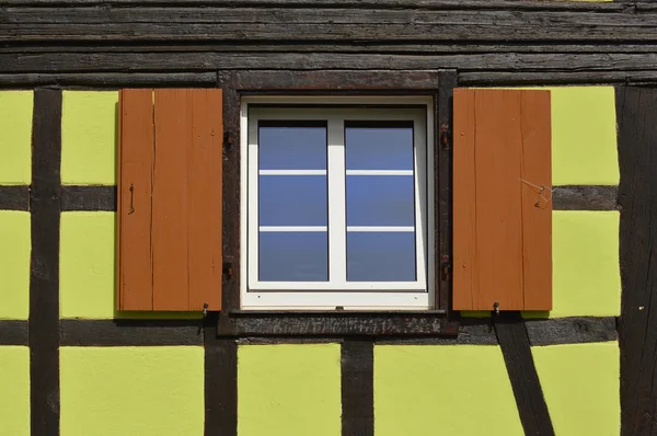 Groene timberframe huis — Stockfoto
