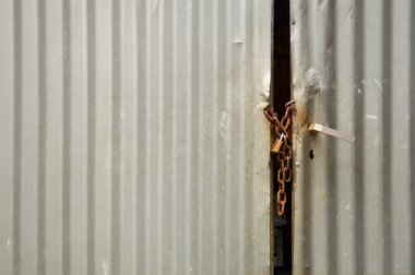 metal fikirmiş kapı