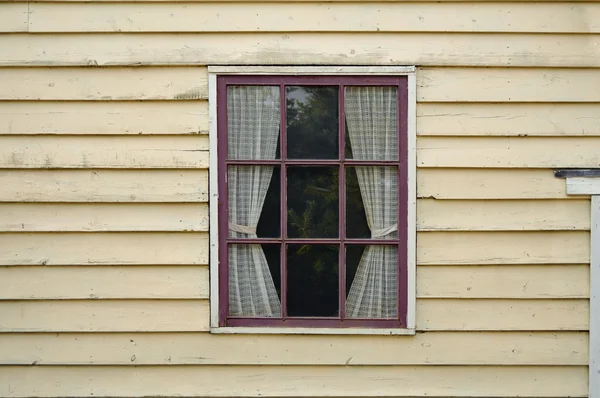Okno z zasłoną — Zdjęcie stockowe