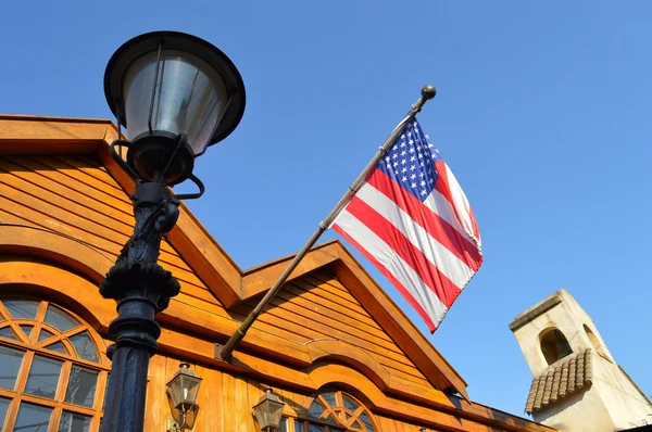 House and flag — Stock Photo, Image