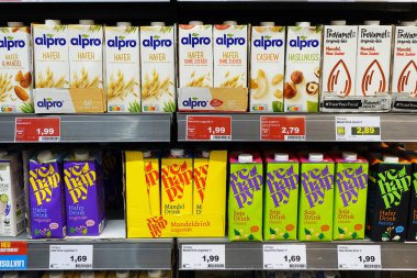 ALMANY - Eylül 2021: Marktkauf hipermarketinde Alpro ve VeHappy marka sütsüz süt ürünleri paketleme.