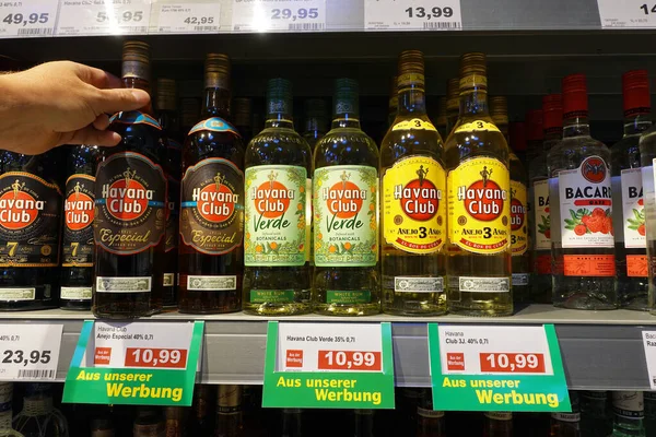 Germania Settembre 2021 Shopper Seleziona Una Bottiglia Rum Ipermercato Marktkauf — Foto Stock