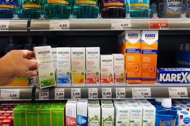 ALMANY - Eylül 2021: Marktkauf hipermarketinde alternatif ilaçlar. Weleda, güzellik ürünleri ve doğal ilaçlar üreten çok uluslu bir şirket.. 