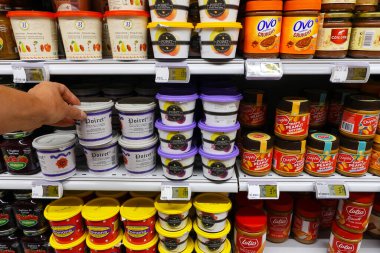 WALLONIA, BELGIUM - HAZİRAN 2021: bir dükkanda sandviç için malzeme. Carrefour hipermarketinde sandviçler için yayılmış bir koridor..