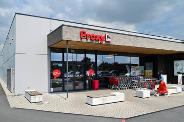 FLANDERS, BELGIUM - 2021: Vekil Delhaize süpermarketi, Delhaize Grubu 'nun bir parçası, uluslararası gıda perakendecisi, Ahold ile Ahold Delhaize NV' yi birleştirdi.