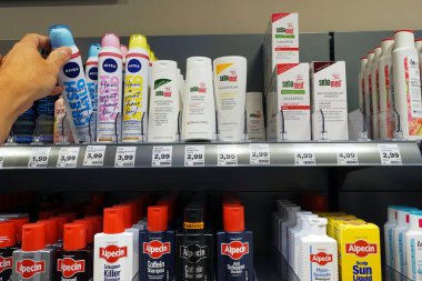 ALMANY - EPTEMBER 2021: Marktkauf hipermarketinde farklı marka saç bakım ürünleri.
