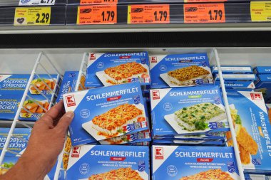 GERMANY - SEPTEMBER 2021: Dondurucu paketlenmiş Deniz Yönetimi Konseyi (MSC) ecolabel, Kaufland Hypermarket 'te ev yapımı donmuş balık gurmesi.