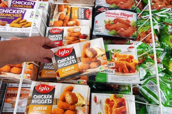 Germany September 2021 Shopper Selects Iglo Brand Chicken Nuggets Freezer — Zdjęcie stockowe