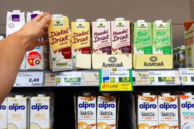ALMANY - Eylül 2021: Marktkauf hipermarketinde Alnatura ve Alpro marka sütsüz süt ürünleri paketleme.