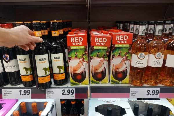 Niderlandy Październik 2021 Średnio Słodkie Kartony Czerwonego Wina Między Butelkami — Zdjęcie stockowe