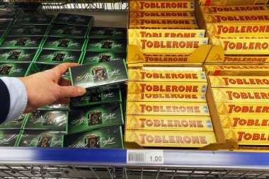 NETHERLANDS - ARALIK 2021: Sekizden Sonra ve Toblerone Çikolata ile dolu sepetler bir outlet süpermarketinde.