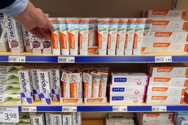 NETHERLANDS - Aralık 2021 Hollanda 'da bir süpermarkette diş macunu. Elmex, Colgate-Palmolive şirketine ait GABA International AG tarafından üretilen bir diş macunu markasıdır..