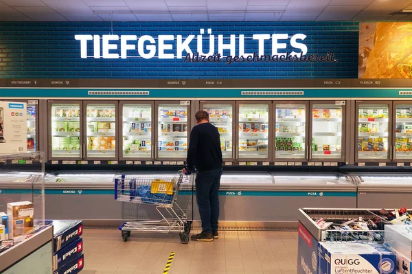 Germania Octombrie 2020 Cumpărătorul Selectează Produsele Alimentare Congelate Din Secțiunea — Fotografie, imagine de stoc