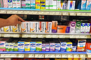 NETHERLANDS - Ağustos 2021: Hollanda 'daki bir süpermarkette Gırtlak Ağrısı İlaçları. Strepsils, Reckitt tarafından üretilen bir boğaz pastilleri markası..
