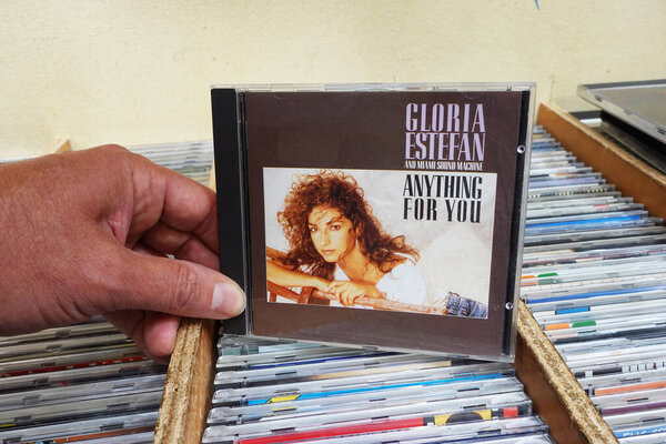 НИДЕРЛАНДЫ - ИЮНЬ 2021: Сингл CD "Anything For You" - это баллада 1988 года, выпущенная американской певицей кубинского происхождения и автором песен Глорией Эстефан для продажи в магазине секонд-хенда.