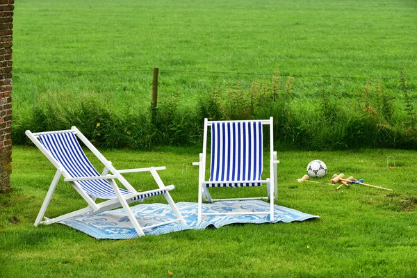 Zwei Leere Liegestühle Auf Einem Teppich Gras Eines Sommerlichen Gartens — Stockfoto
