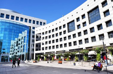 HERZLIYA, ISRAEL - Kasım 2019: Herzliya Belediye Binasının Modern Mimarisi
