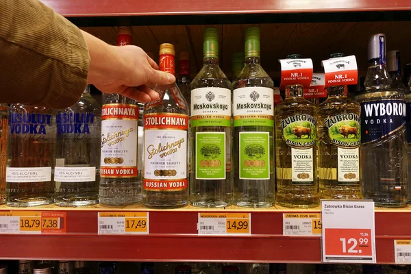 Netherlands April 2022 Buyer Chooses Range Different Origin Vodkas Liquor — Stock Photo, Image