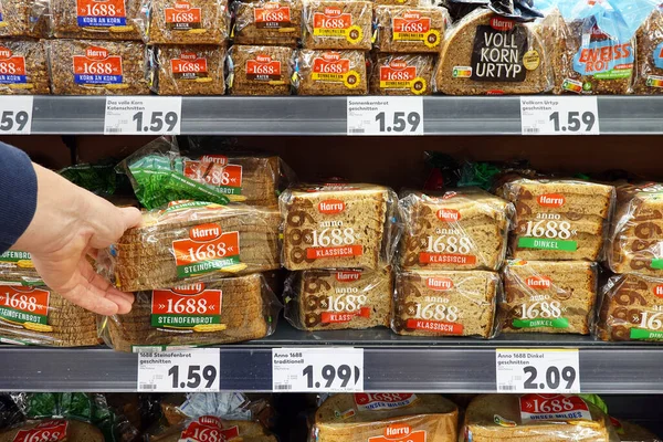 Duitsland April 2022 Planken Gevuld Met Verpakt Gesneden Brood Van — Stockfoto