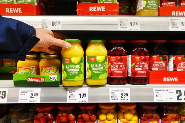 Alemanha Abril 2022 Frascos Vidro Compota Fruta Num Supermercado Alemão — Fotografia de Stock