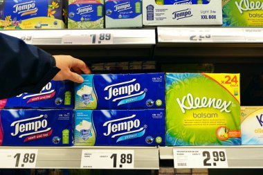 GERMANY - Nisan 2022: Tempo ve Kleenex marka kağıt mendiller REWE süpermarketinde