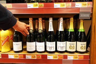 NETHERLANDS - HAZİRAN 2022: Alkolsüz köpüklü şarap, toptan baloncuklar.