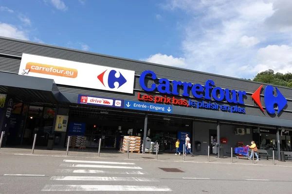 Malmedy Belgium July 2021 Вход Гипермаркет Carrefour Carrefour Французский Мультинациональный — стоковое фото