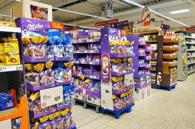 ALMANY - Ekim 2022: Bir Alman REWE süpermarketinde noel çikolatalarıyla dolu market içi koridor.