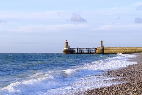 Faro e spiaggia — Foto Stock