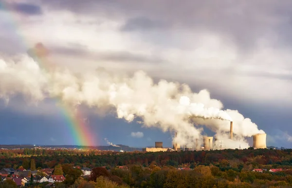 有彩虹和火力发电厂的工业景观 — 图库照片
