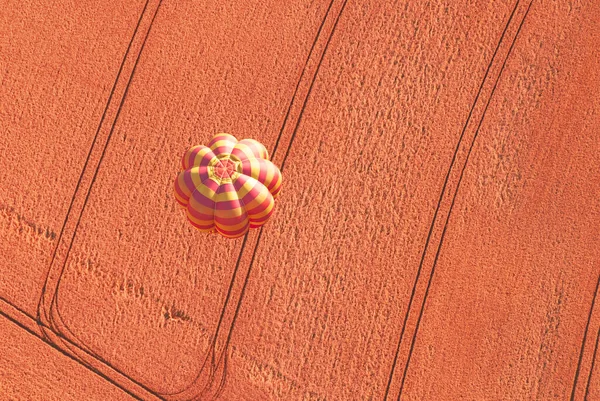 Sıcak Hava Balonunun Üzerinden Uçmak — Stok fotoğraf