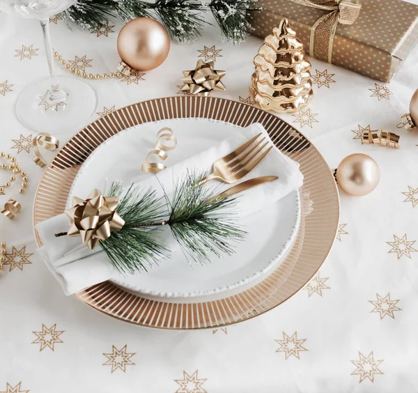 Ajuste Mesa Navidad Año Nuevo Con Vajilla Cubiertos Oro Blanco Imagen de stock
