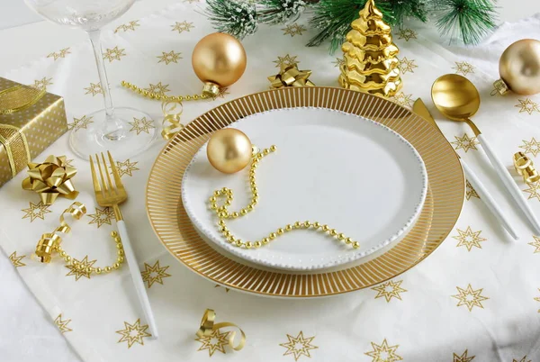 Ajuste Mesa Navidad Año Nuevo Con Vajilla Cubiertos Oro Blanco Fotos de stock