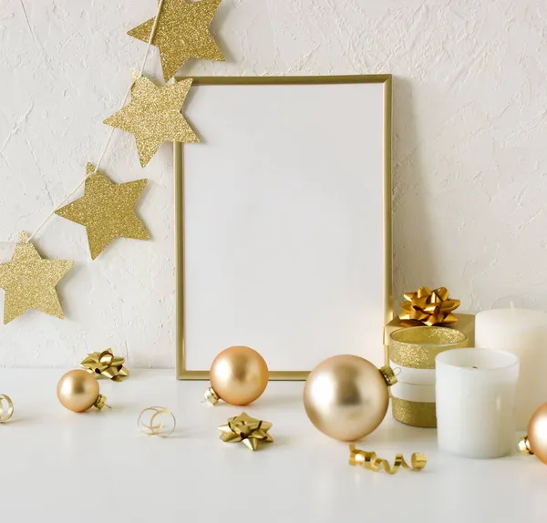Goldrahmen Attrappen Rohpapier Und Weihnachtsdekoration Mit Kopierraum Weihnachtlicher Hintergrund Fotorahmenvorlage — Stockfoto