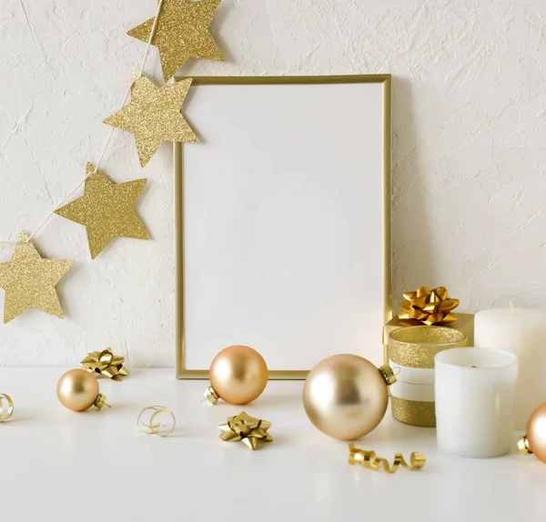 Marco Oro Maqueta Papel Blanco Decoración Navidad Con Espacio Para Fotos de stock