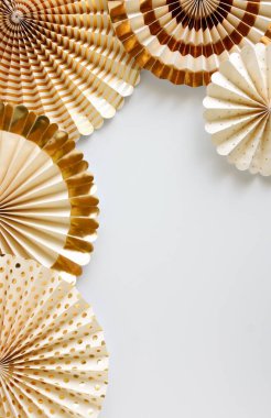 Gazete hayranları altın rengi çerçeve üst görünüm. Tatil, Noel, Yeni Yıl, doğum günü, parti, düğün arkaplanı. Poster.