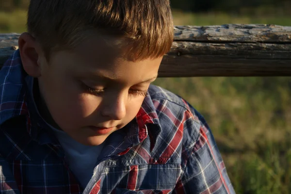 Jongen buitenshuis — Stockfoto