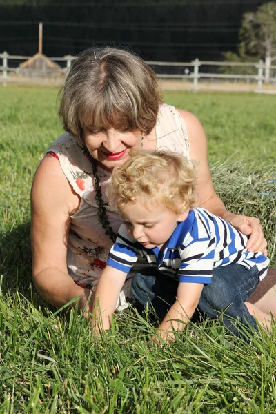 Oma en kleinzoon — Stockfoto