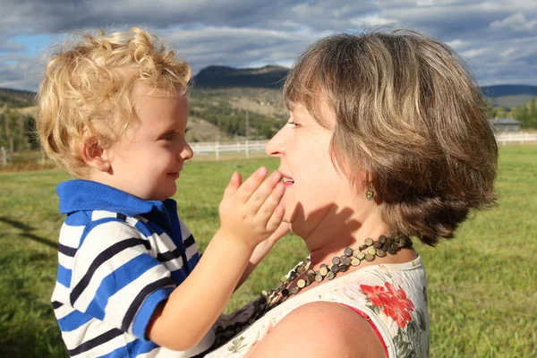 Grand-mère et petit-fils — Photo