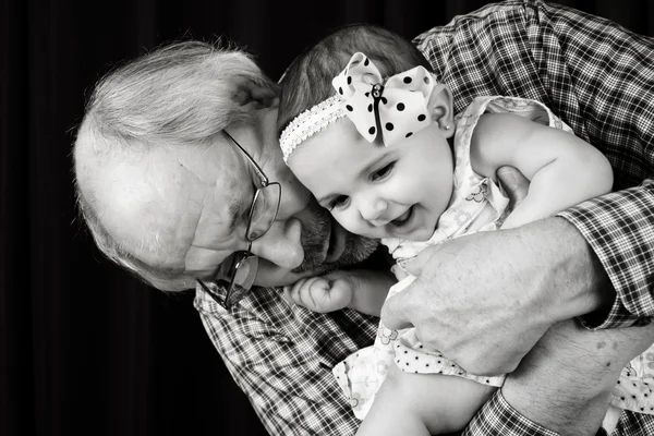 Grootvader en kleindochter — Stockfoto