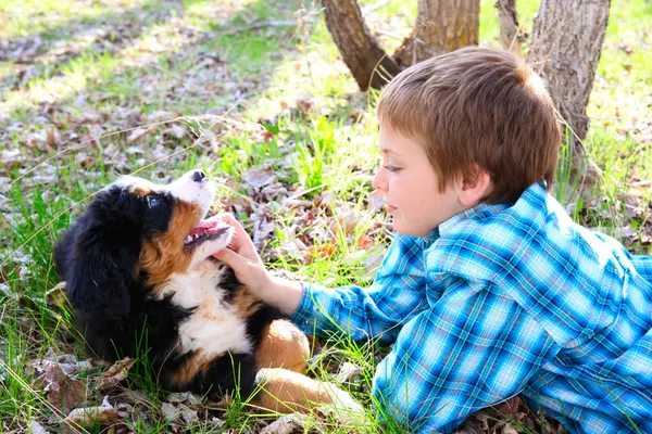 Niño y cachorro — Foto de Stock