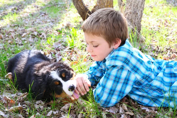 Chlapec a štěně — Stock fotografie