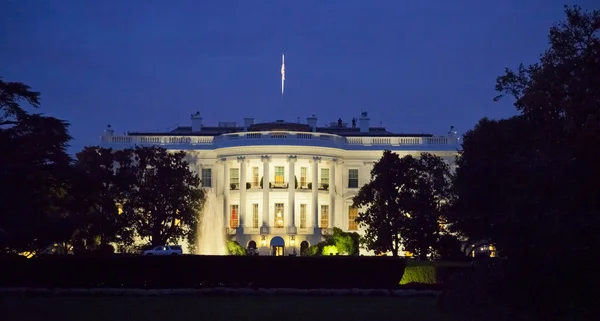 Casa Blanca en la noche —  Fotos de Stock