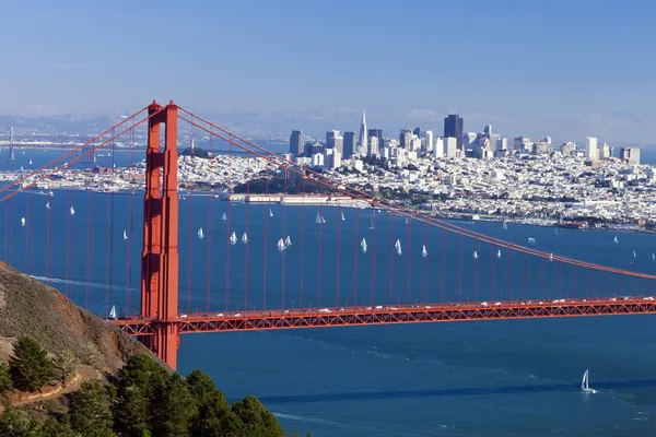 San francisco panorama w den golden gate-bron — Stockfoto