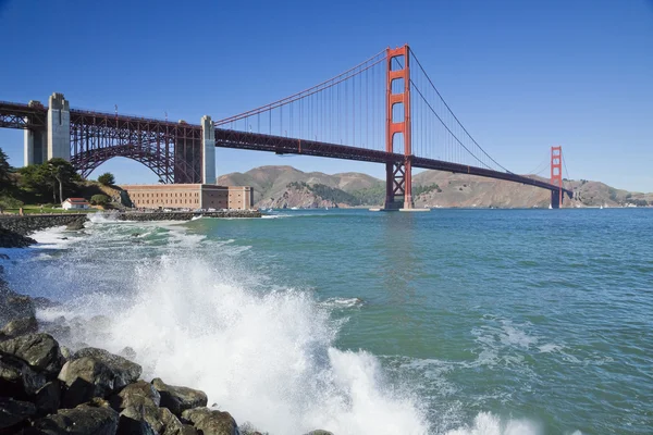 Golden gate Köprüsü w dalgalar — Stok fotoğraf