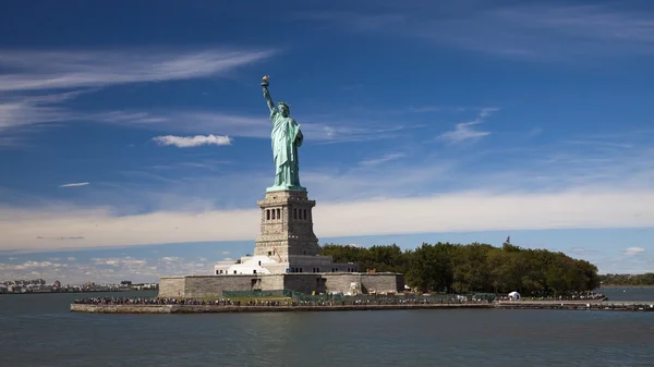 The Statue of Liberty and the park under reconstruction — Zdjęcie stockowe