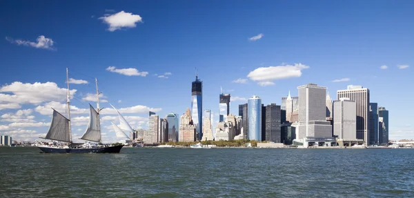 Il centro di New York con la torre della libertà e la barca a vela — Foto Stock