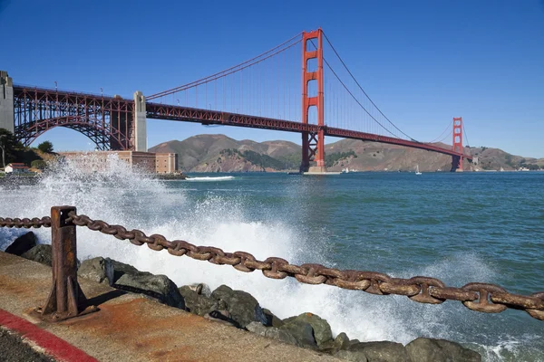 Golden gate Köprüsü w dalgalar — Stok fotoğraf