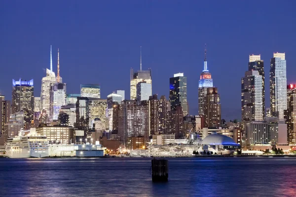 Lo skyline di New York City Uptown nella notte — Foto Stock