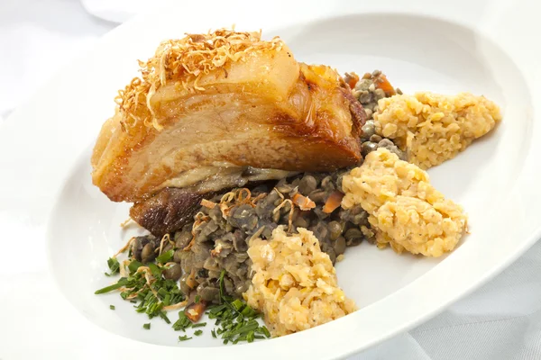 Vientre de cerdo al horno con lentejas — Foto de Stock